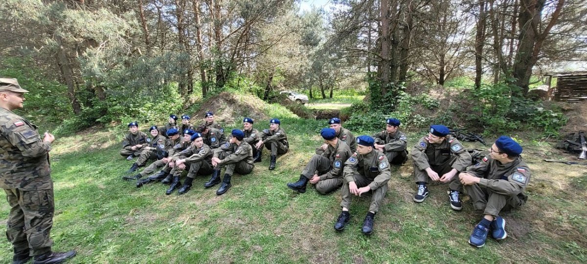 Szkolenie w terenie młodzieży z zakresu przygotowania wojskowego przez 13. Batalion lekkiej piechoty w Łomży.