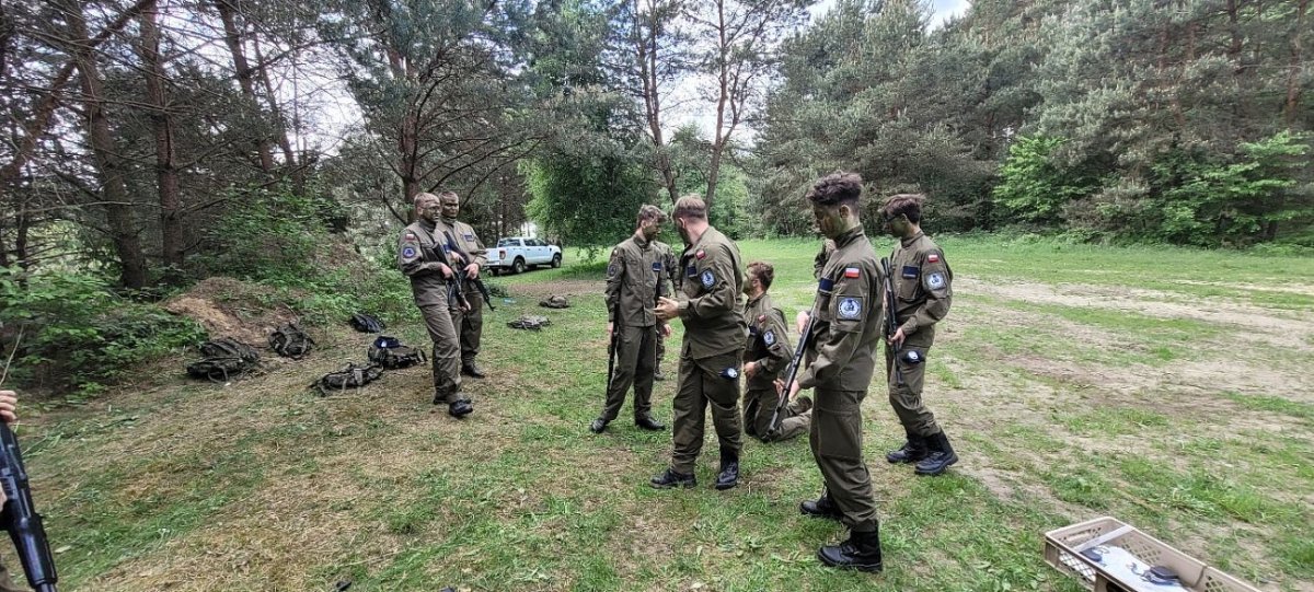 Szkolenie w terenie młodzieży z zakresu przygotowania wojskowego przez 13. Batalion lekkiej piechoty w Łomży.