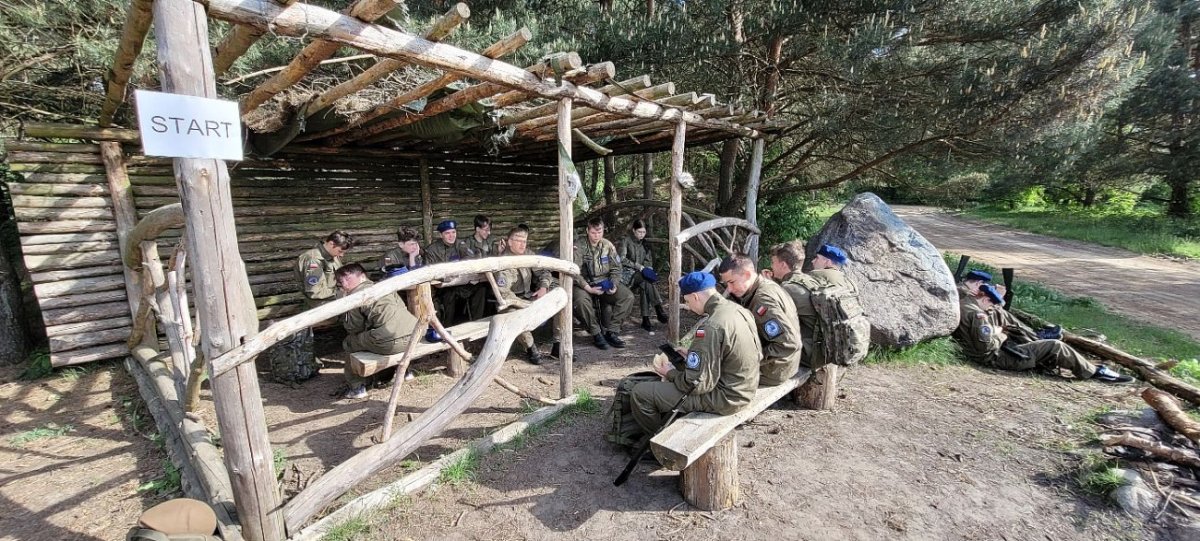 Szkolenie w terenie młodzieży z zakresu przygotowania wojskowego przez 13. Batalion lekkiej piechoty w Łomży.